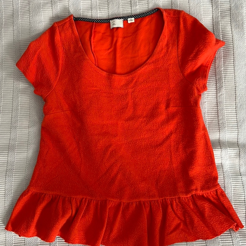 Anthropologie crinkled crepe short sleeve top with ruffles on bottom and back